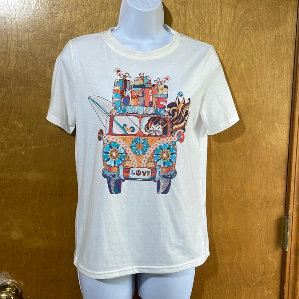 Women’s Summer graphic tee size S. NWOT.